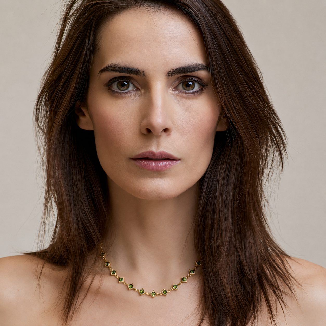 Collier vintage pierre carrée vert émeraude sertie, plaqué or