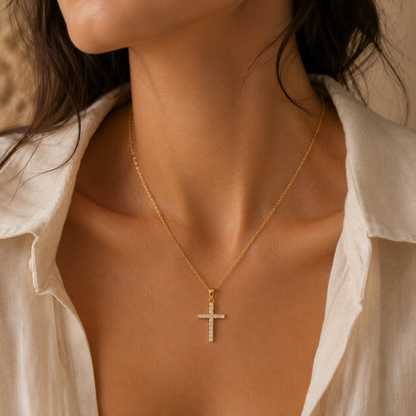 Collier pendentif croix plaqué or serti de zircons blancs en micro-pavé