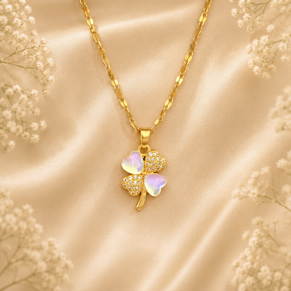 Collier trèfle à quatre feuilles en nacre irisée, contour zircons, plaqué or 18K