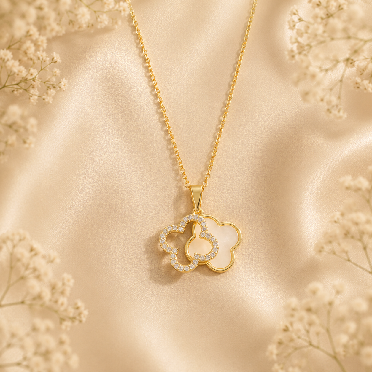 Collier pendentif trèfle double rang, coquillage blanc nacré et strass, plaqué or