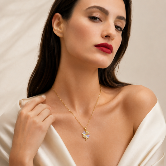 Collier trèfle à quatre feuilles en nacre irisée, contour zircons, plaqué or 18K