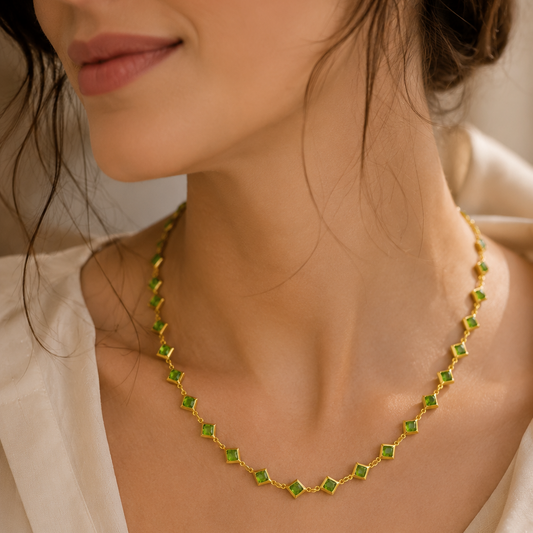 Collier vintage pierre carrée vert émeraude sertie, plaqué or