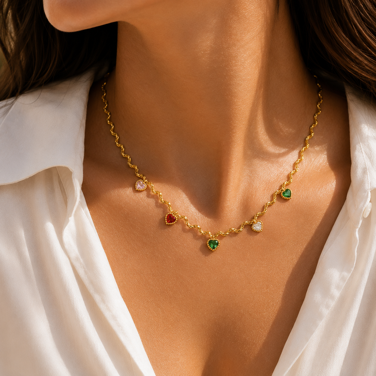 Collier style français avec pendentifs cœur en zircons colorés